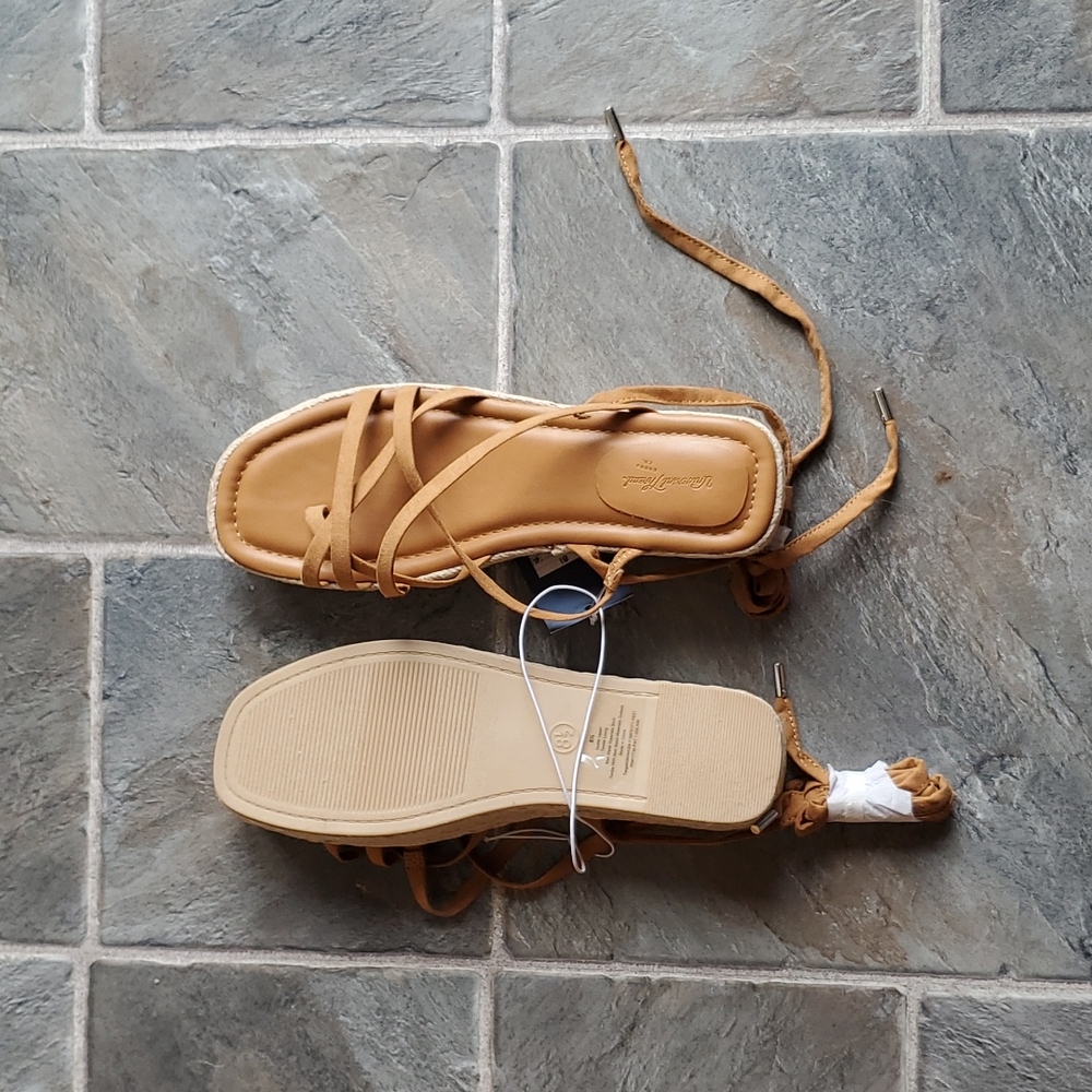 Universal Tread Tan lace up Flats - Picture 2 of 3